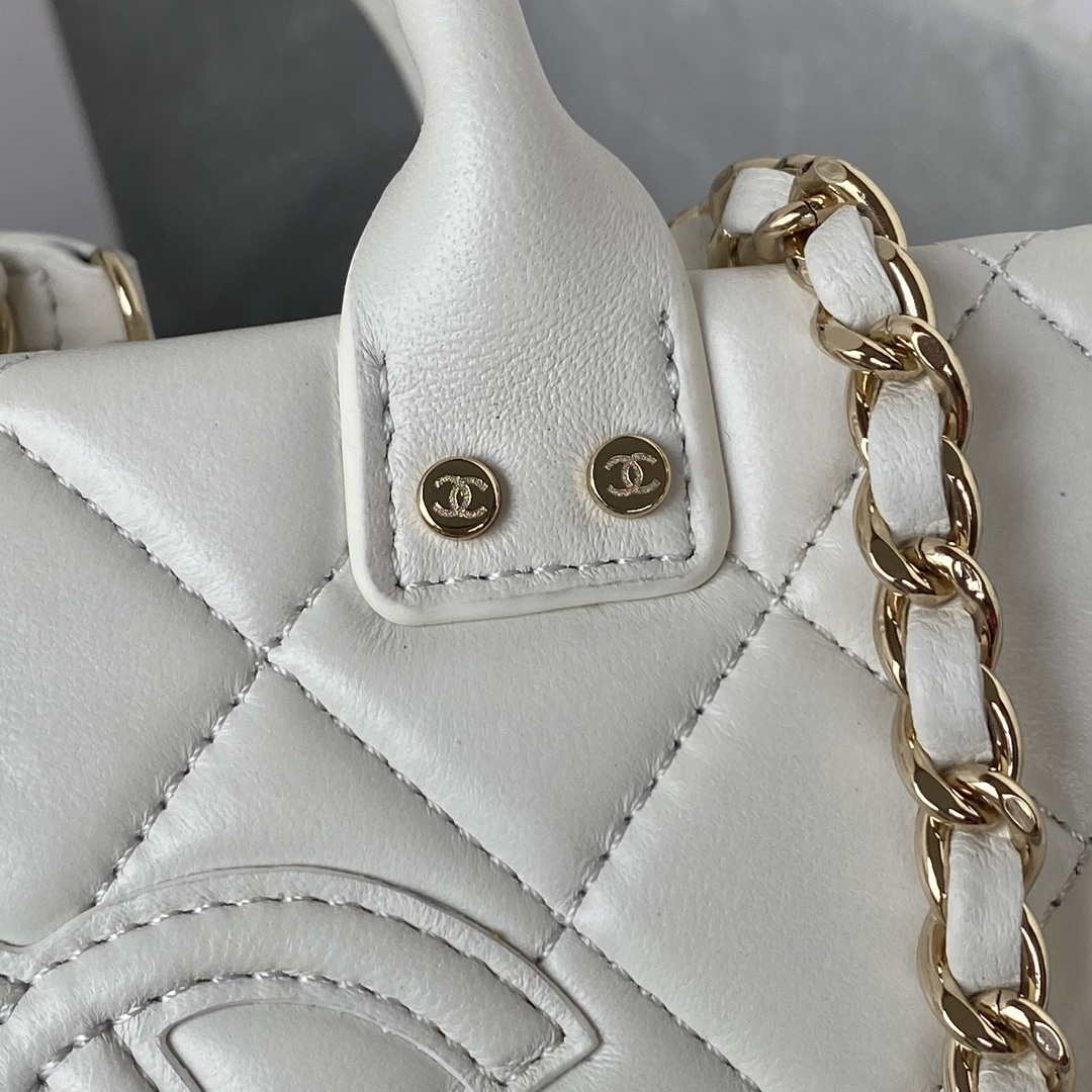 Chanel AS3344 Small Vanity Case Calfskin & Gold-Tone Metal White | chanel as3344 small vanity case calfskin gold tone metal white 003