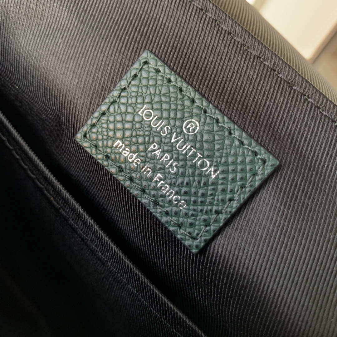 Louis Vuitton M30861 District PM Taiga infini Dark Green bag | louis vuitton m30861 district pm taiga infini dark green 009