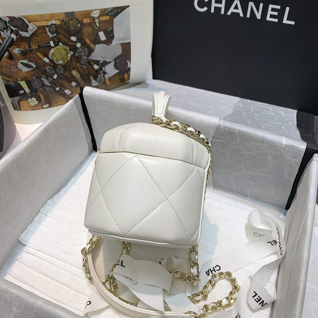 Chanel AS2630 Small Vanity Case Lambskin gold-tone metal White | chanel as2630 small vanity case lambskin gold tone metal white 003