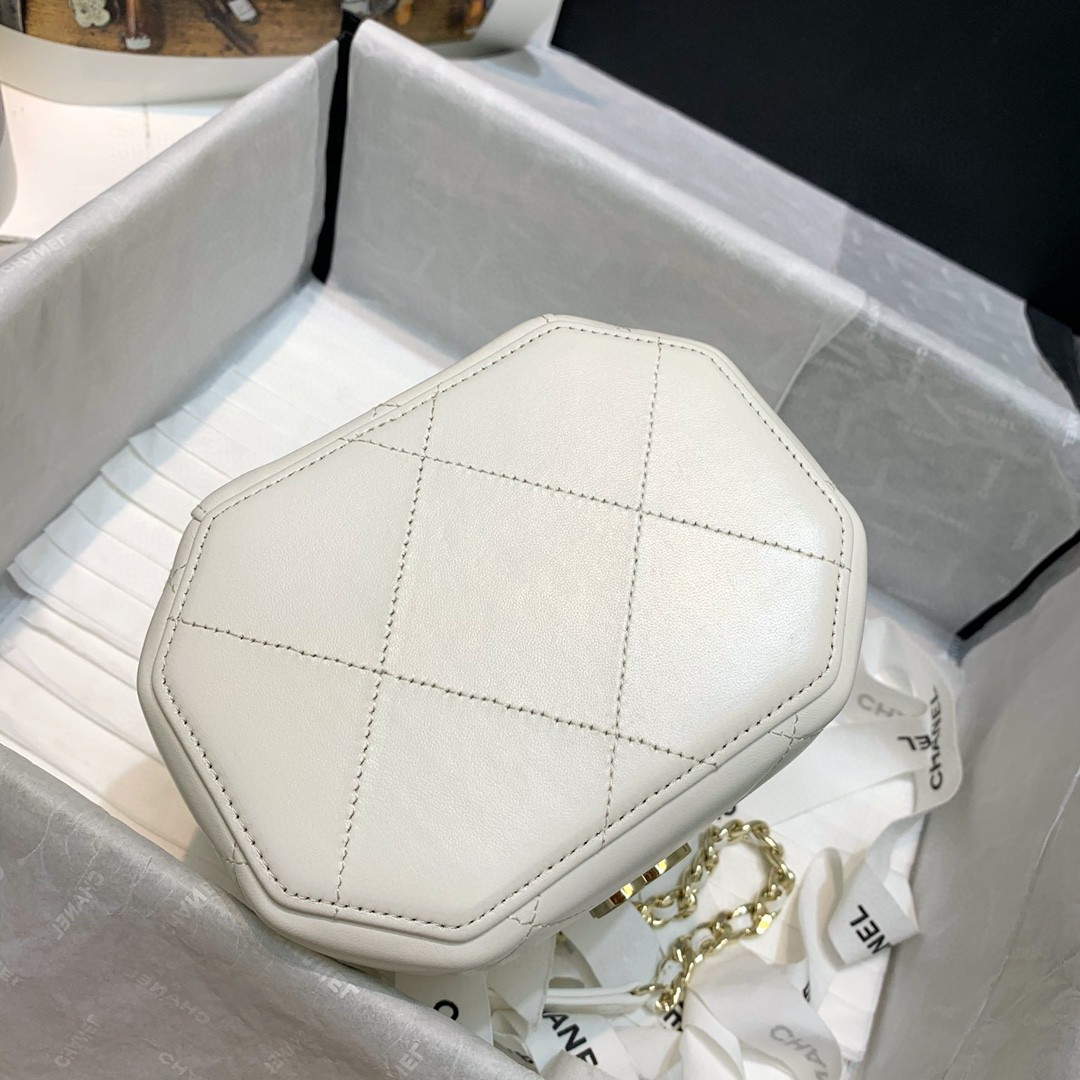 Chanel AS2630 Small Vanity Case Lambskin gold-tone metal White | chanel as2630 small vanity case lambskin gold tone metal white 006