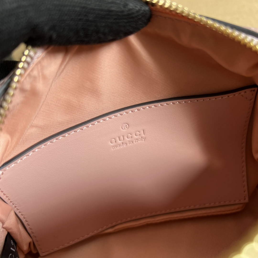 Gucci 726047 GG Matelassé Beauty Case Pink | gucci 726047 gg matelasse beauty case pink 9