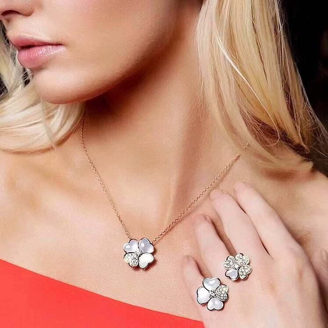 Van Cleef Arpels VCARO8FO00 Necklace Sweet Alhambra Pendant Rose Gold V80991 | van cleef arpels necklace sweet alhambra pendant rose gold v80991 005