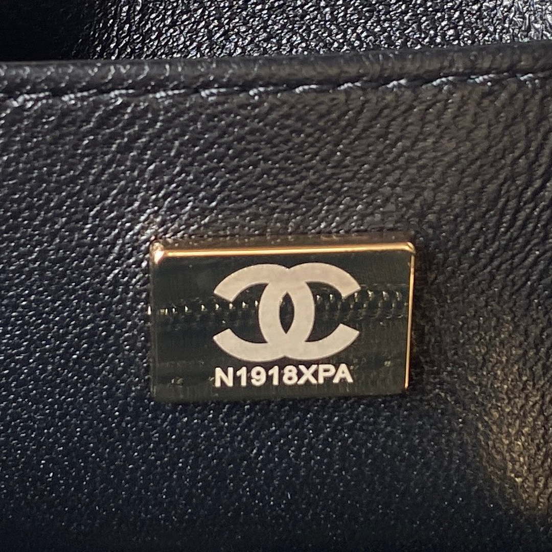 Chanel AS3973 Small Vanity Case Lambskin bag with top handle Black Gold | chanel as3973 small vanity case lambskin bag with top handle black gold 008