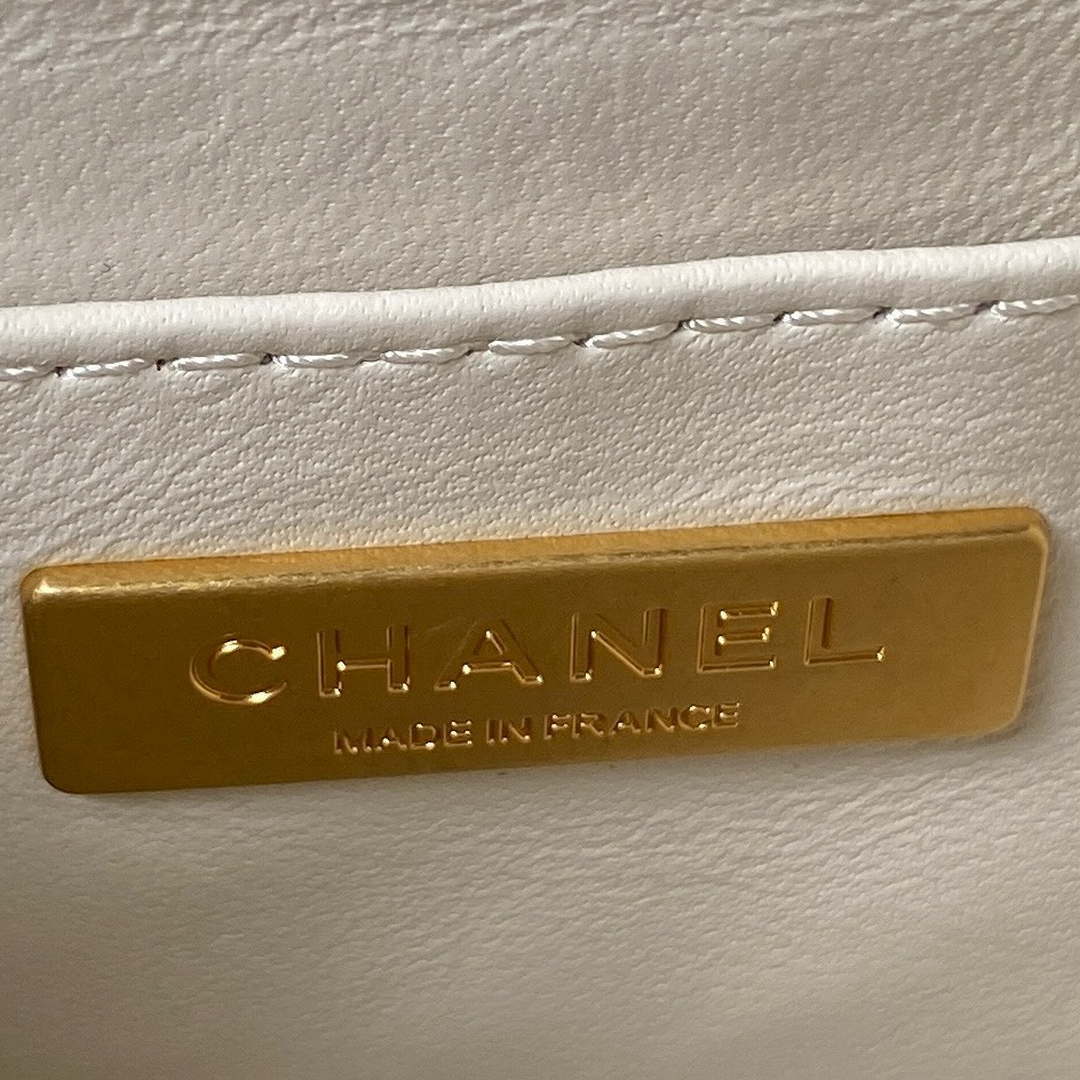 Chanel AS3973 Small Vanity Case Lambskin bag White | chanel as3973 small vanity case lambskin bag with top handle white gold 007