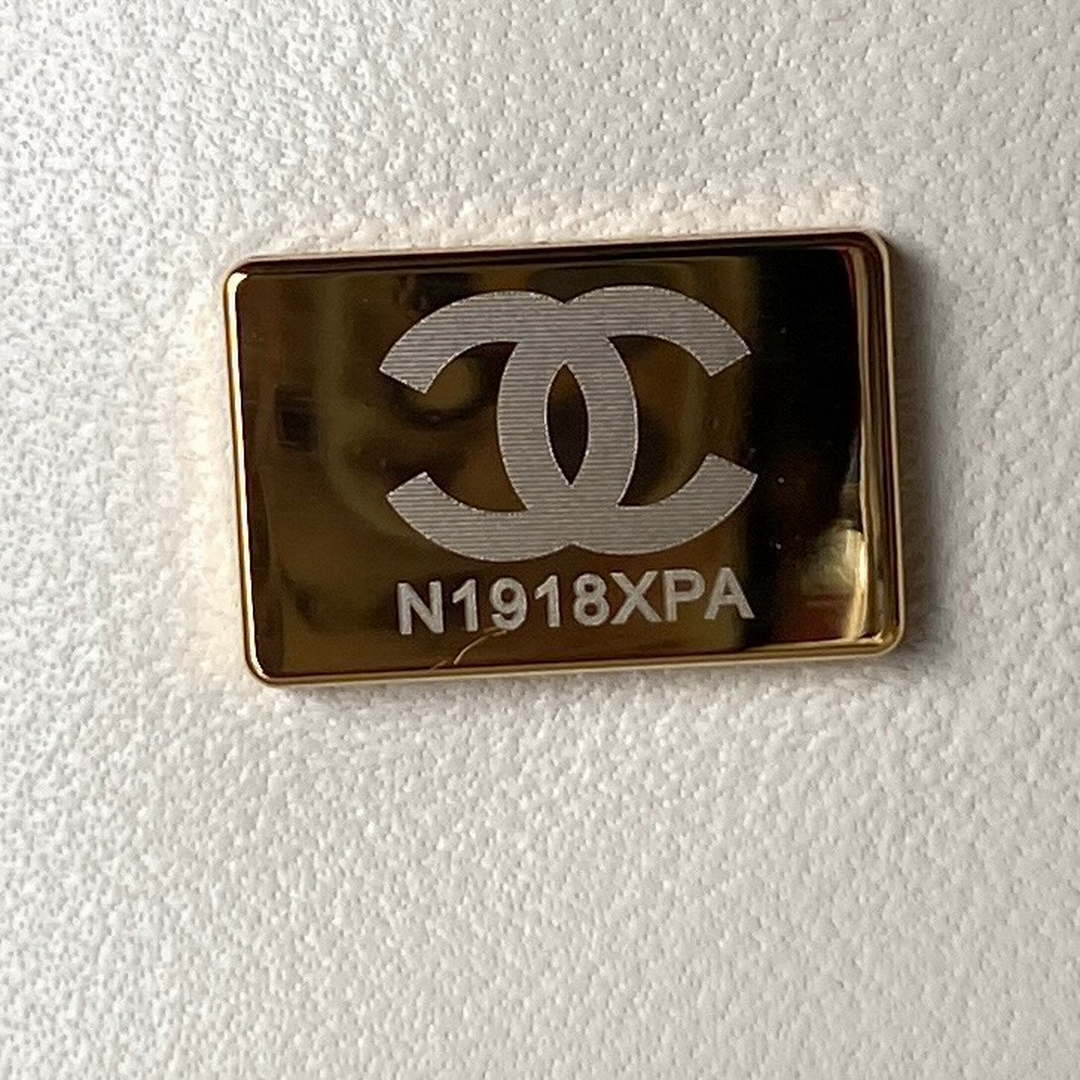 Chanel AS3973 Small Vanity Case Lambskin bag White | chanel as3973 small vanity case lambskin bag with top handle white gold 008