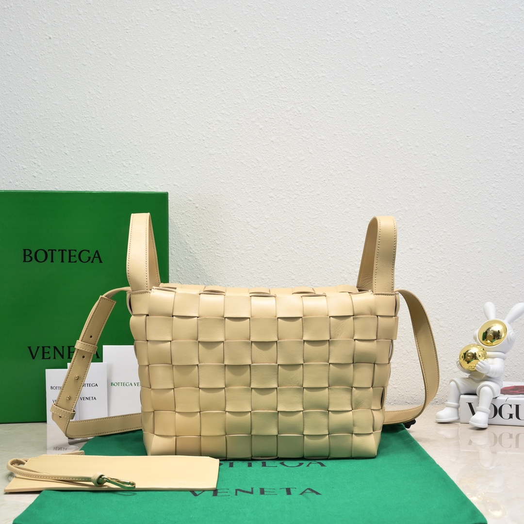 Bottega Veneta BV 7466 Bowling bag Apricot | bottega veneta bv 7466 bowling bag apricot 009