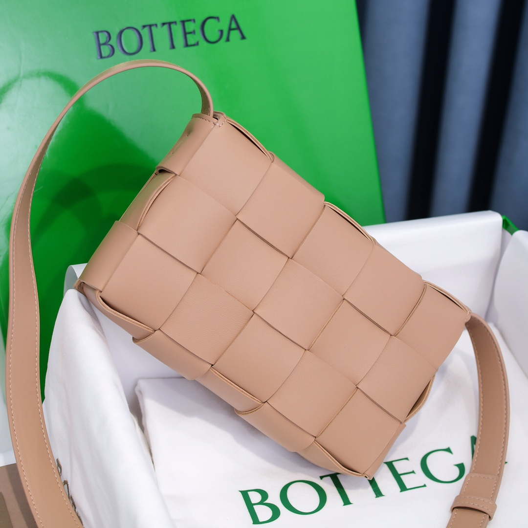 Bottega Veneta BV 578004 Cassette Cross-body bag soft lambskin leather BV89903 | bottega veneta bv 578004 cassette cross body bag soft lambskin leather 018