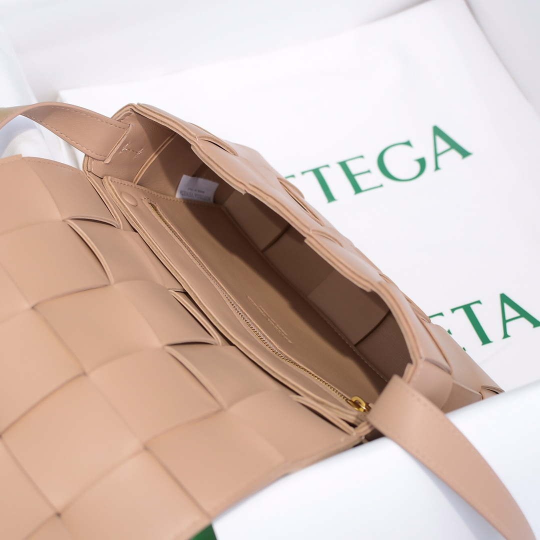 Bottega Veneta BV 578004 Cassette Cross-body bag soft lambskin leather BV89903 | bottega veneta bv 578004 cassette cross body bag soft lambskin leather 022