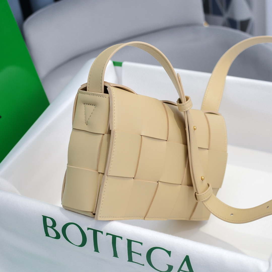 Bottega Veneta BV 578004 Cassette Cross-body bag soft lambskin leather BV89904 | bottega veneta bv 578004 cassette cross body bag soft lambskin leather 025