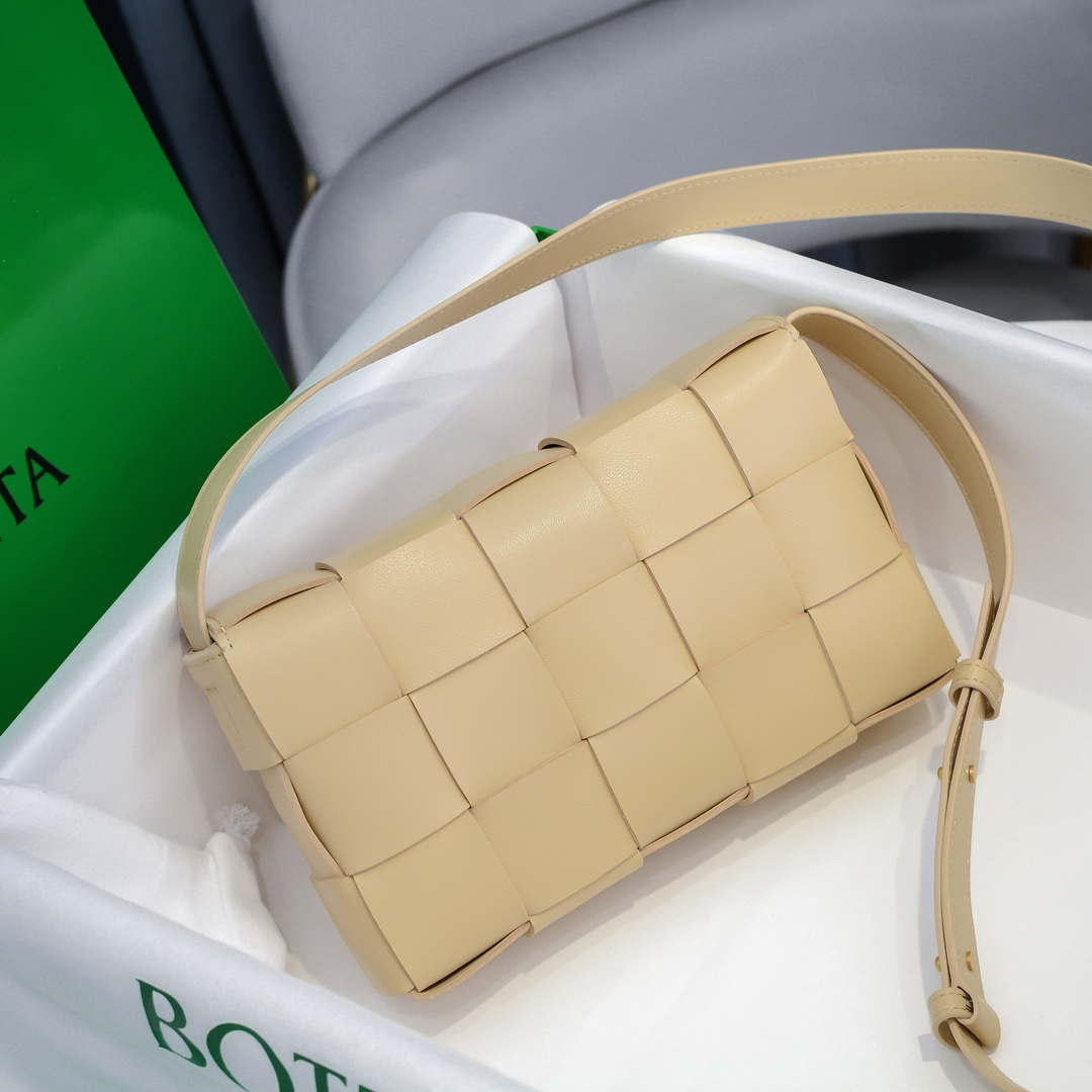 Bottega Veneta BV 578004 Cassette Cross-body bag soft lambskin leather BV89904 | bottega veneta bv 578004 cassette cross body bag soft lambskin leather 027