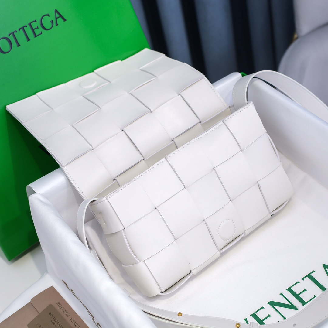 Bottega Veneta BV 578004 Cassette Cross-body bag soft lambskin leather BV89905 | bottega veneta bv 578004 cassette cross body bag soft lambskin leather 037