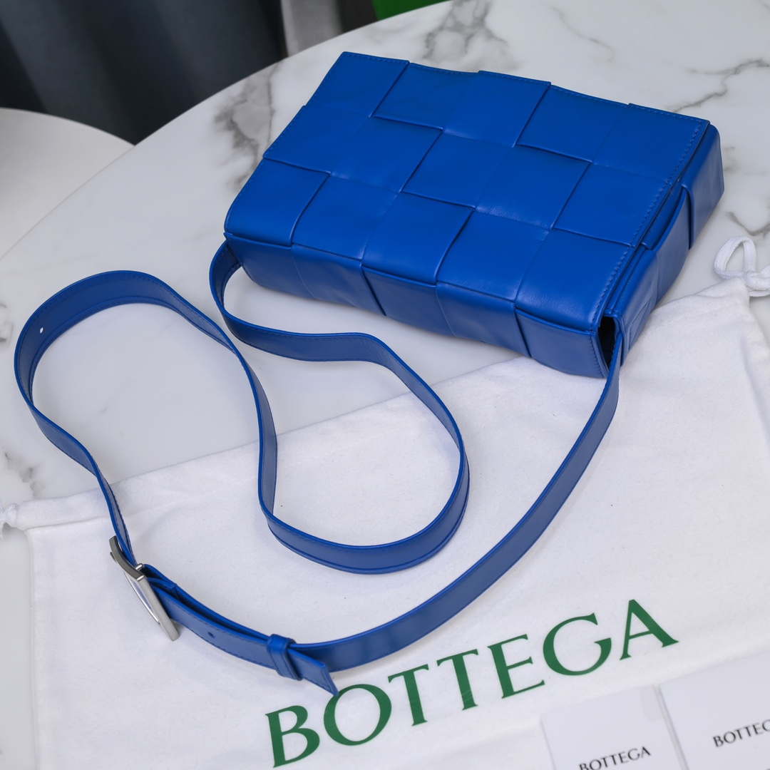 Bottega Veneta BV 578004 Cassette Cross-body bag soft lambskin leather BV89908 | bottega veneta bv 578004 cassette cross body bag soft lambskin leather 059