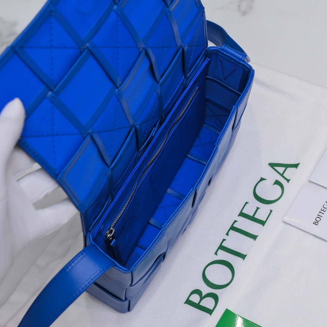 Bottega Veneta BV 578004 Cassette Cross-body bag soft lambskin leather BV89908 | bottega veneta bv 578004 cassette cross body bag soft lambskin leather 062