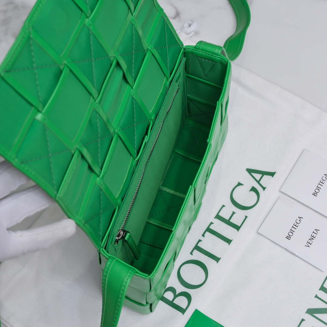 Bottega Veneta BV 578004 Cassette Cross-body bag soft lambskin leather BV89909 | bottega veneta bv 578004 cassette cross body bag soft lambskin leather 070