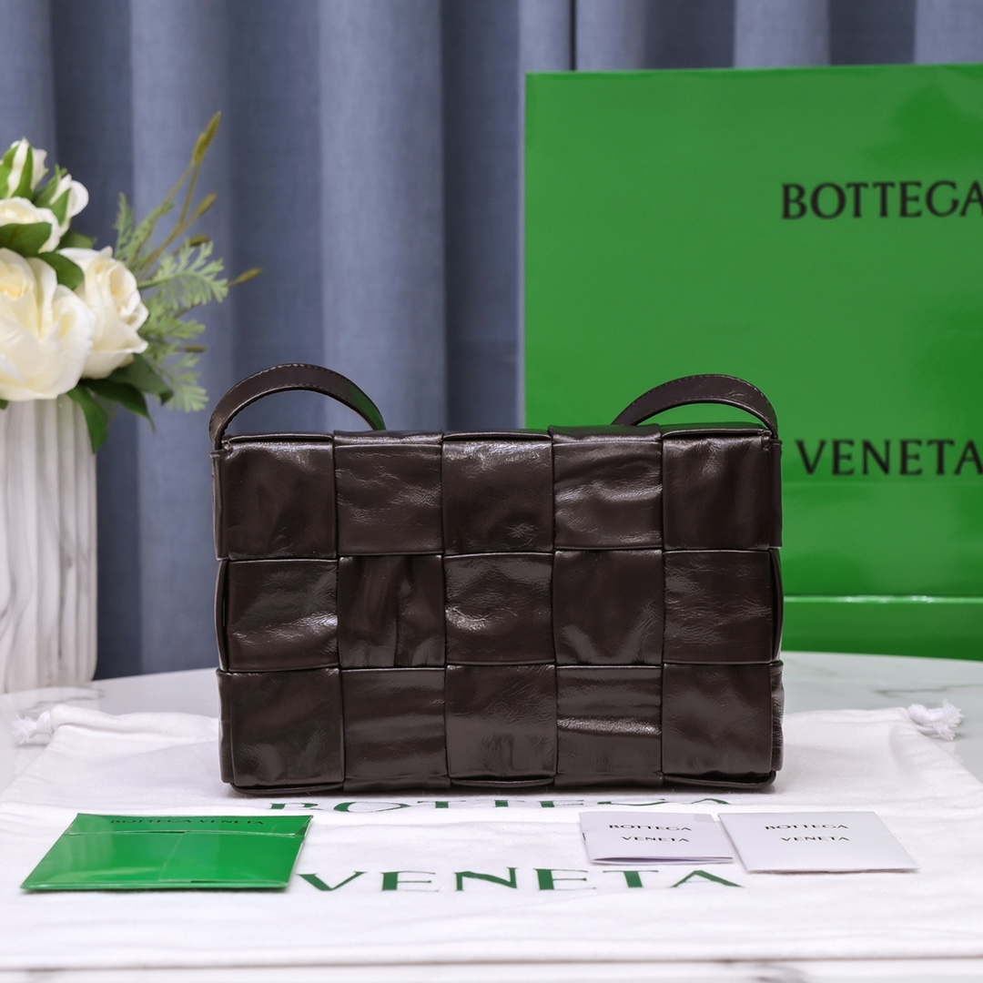 Bottega Veneta BV 578004 Cassette Cross-body bag soft lambskin leather BV89910 | bottega veneta bv 578004 cassette cross body bag soft lambskin leather 074
