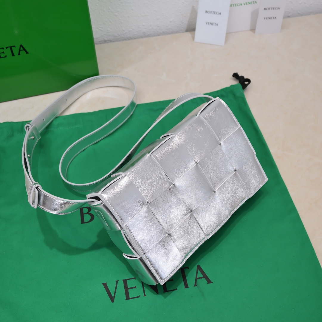 Bottega Veneta BV 578004 Cassette Cross-body bag soft lambskin leather Silver | bottega veneta bv 578004 cassette cross body bag soft lambskin leather silver 004
