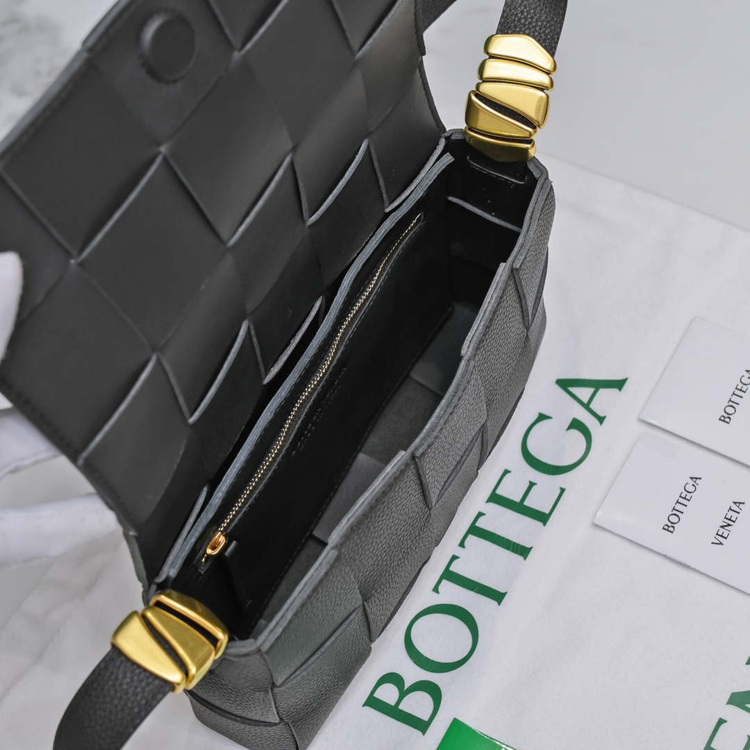 Bottega Veneta BV 666870 Cassette Intreccio grained leather cross-body bag Black | bottega veneta bv 666870 cassette intreccio grained leather cross body bag black 007