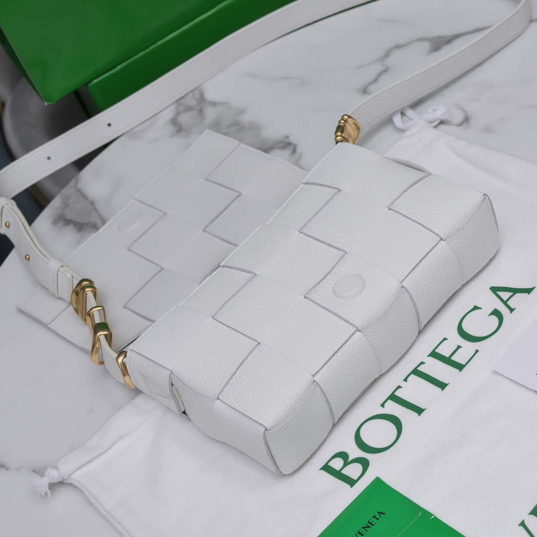 Bottega Veneta BV 666870 Cassette Intreccio grained leather cross-body bag White | bottega veneta bv 666870 cassette intreccio grained leather cross body bag white 004