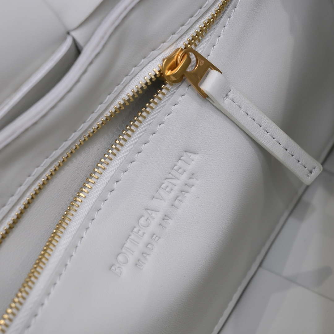 Bottega Veneta BV 666870 Cassette Intreccio grained leather cross-body bag White | bottega veneta bv 666870 cassette intreccio grained leather cross body bag white 008