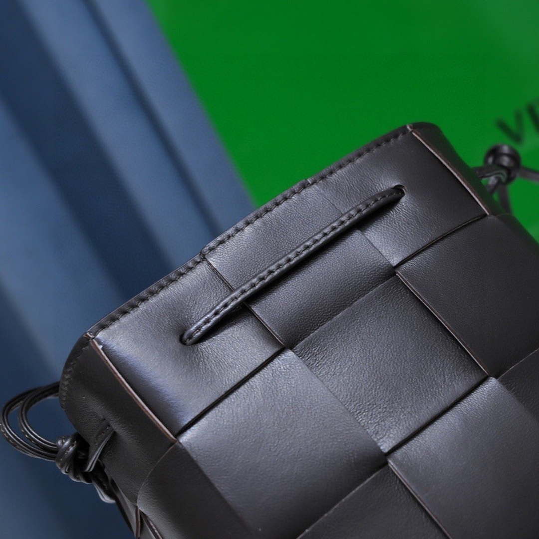 Bottega Veneta BV 680218 Small Cassette Cross-Body Bucket Black | bottega veneta bv 680218 small cassette cross body bucket light black 005