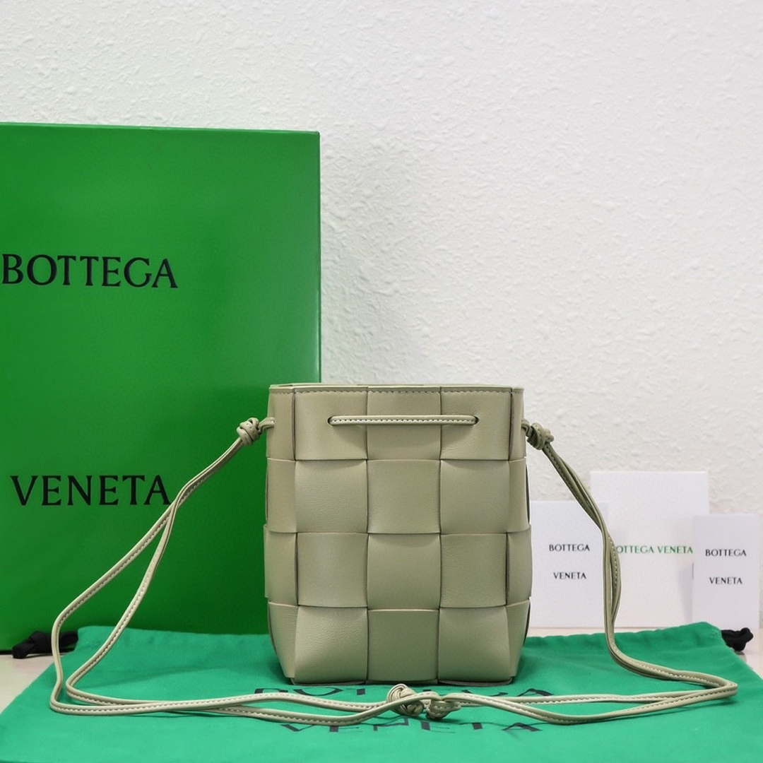 Bottega Veneta BV 680218 Small Cassette Cross-Body Bucket Matcha green | bottega veneta bv 680218 small cassette cross body bucket matcha green 002