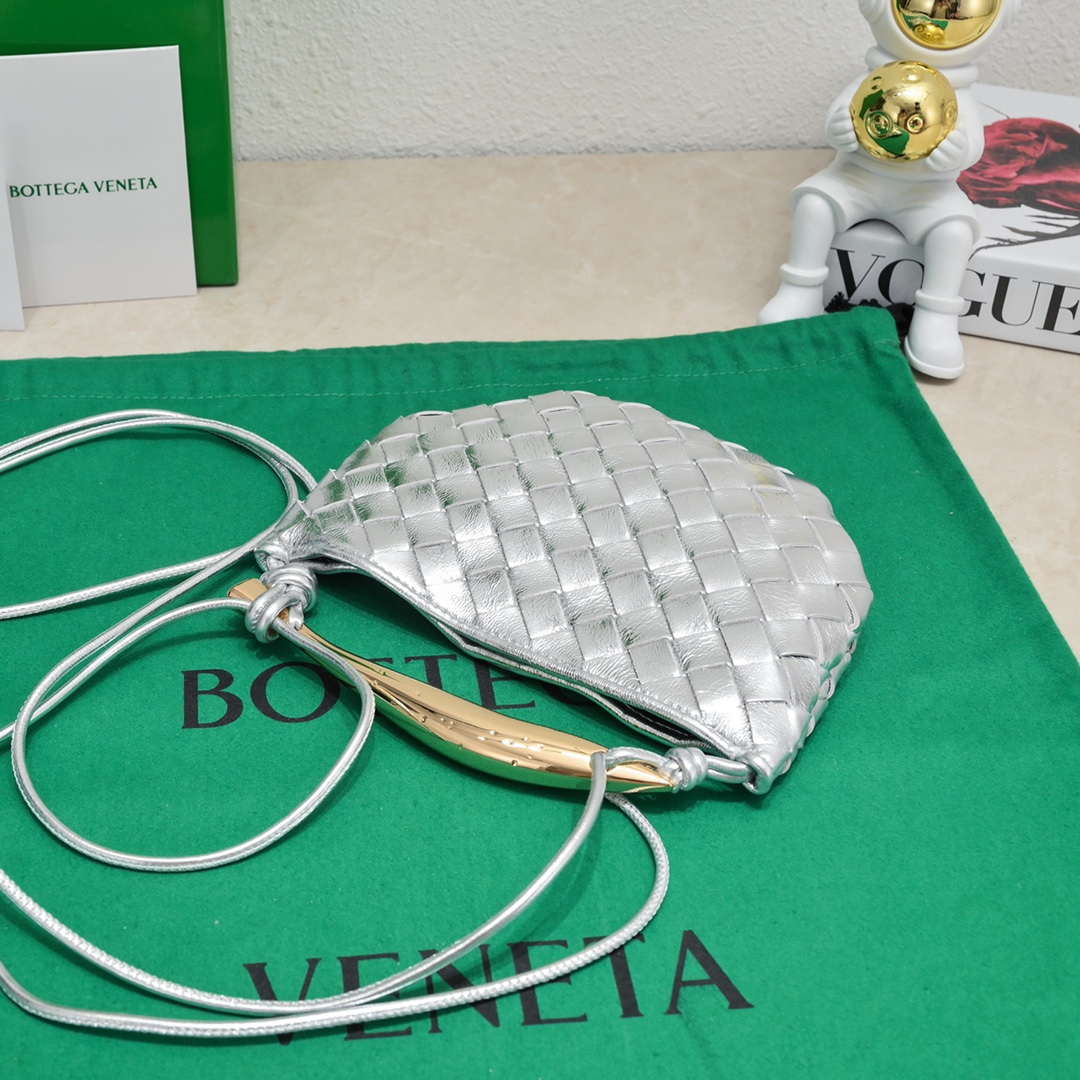 Bottega Veneta BV 744267 Mini Sardine Cross-body bag realised with Intrecciato Silver | bottega veneta bv 744267 mini sardine cross body bag realised with intrecciato silver 005