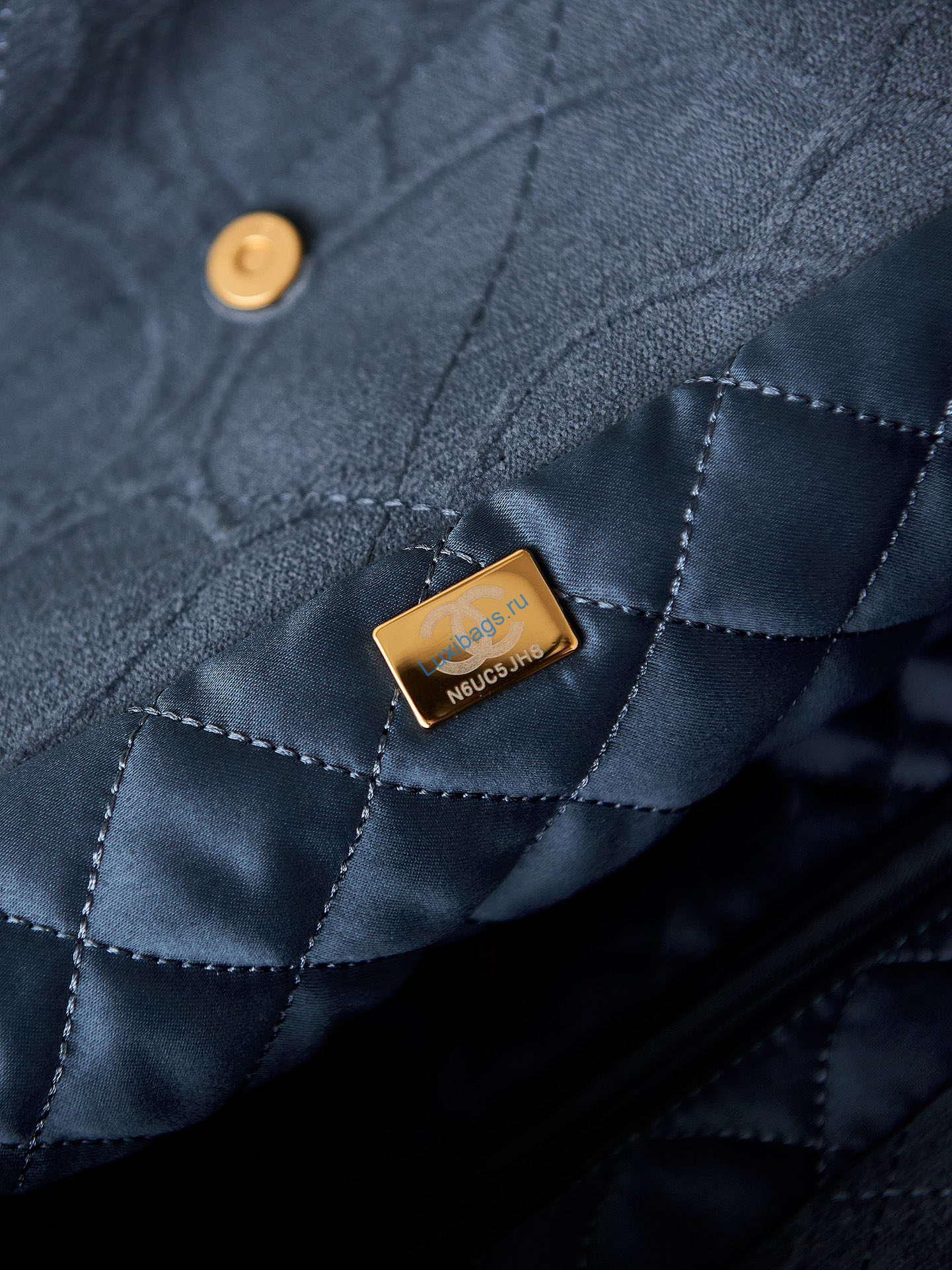 Chanel 22 Handbag Shiny AS3261 Navy Blue Velvet Gold | chanel 22 handbag shiny as3261 navy blue velvet gold 009