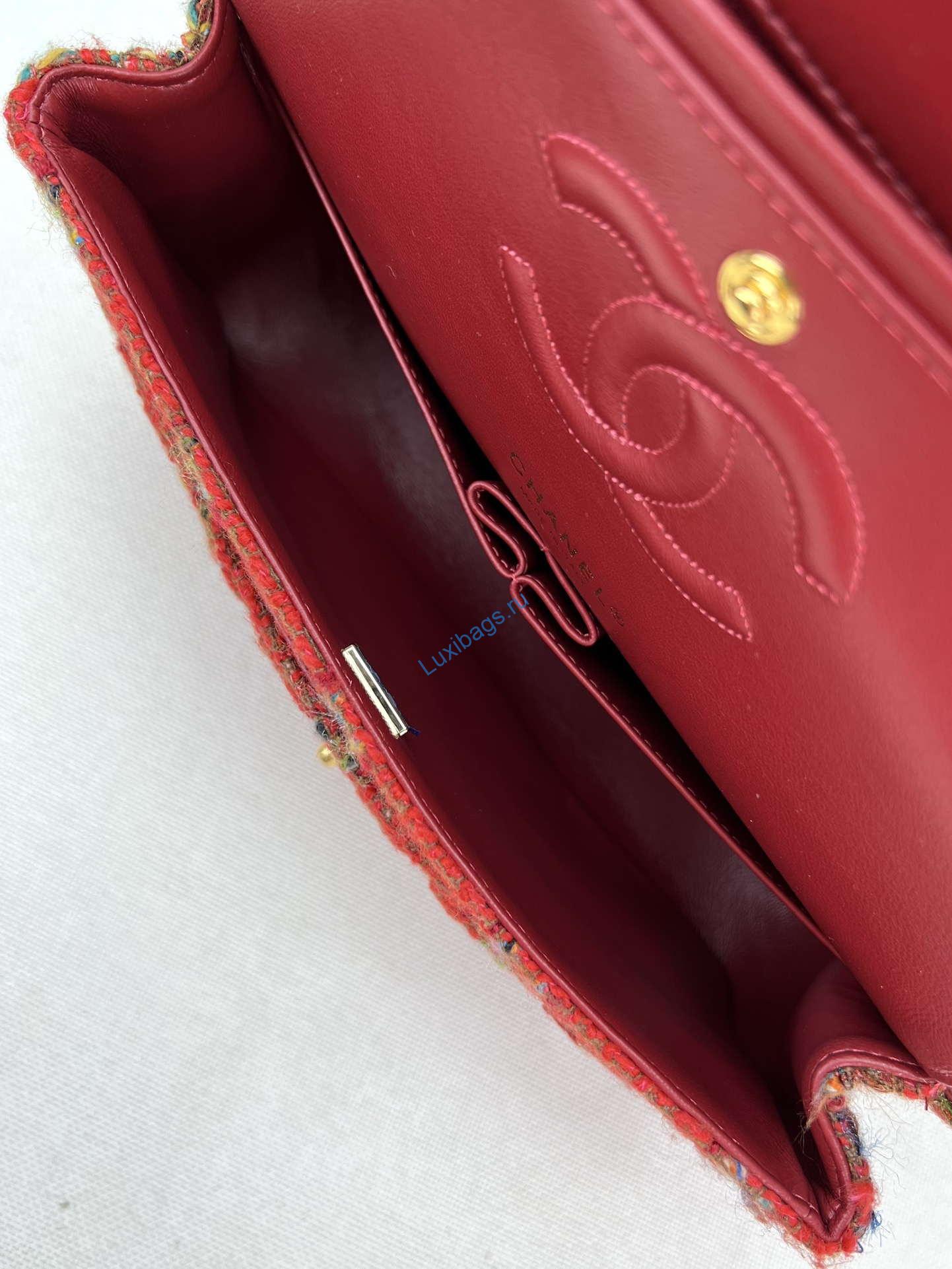 chanel a01112 flap classic handbag woolen & gold-tone metal red 6 Chanel A01112 Flap Classic Handbag Woolen & Gold-Tone Metal Red | chanel a01112 flap classic handbag woolen gold tone metal red 007