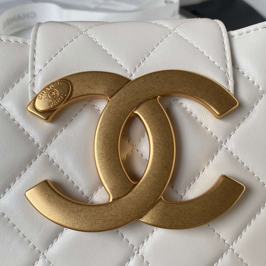 Chanel AS4609 Small Messenger bag Lambskin White | chanel as4609 small messenger bag lambskin white 003