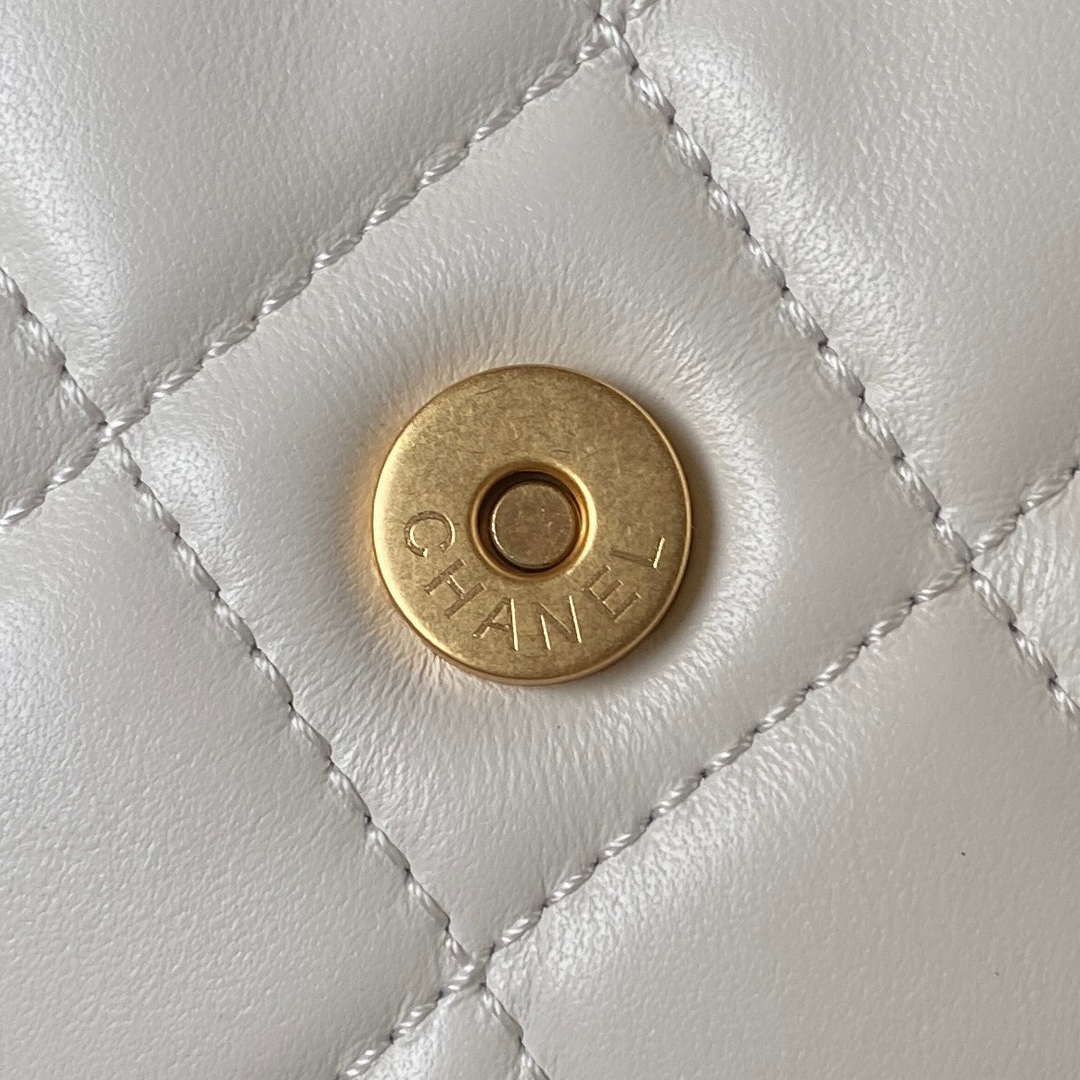 Chanel AS4609 Small Messenger bag Lambskin White | chanel as4609 small messenger bag lambskin white 005