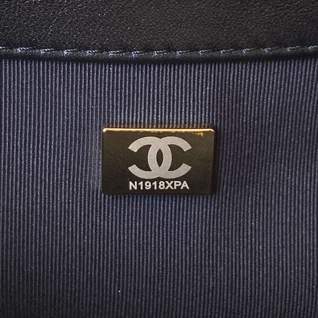 Chanel AS4610 Messenger bag Lambskin Black | chanel as4610 messenger bag lambskin black 009