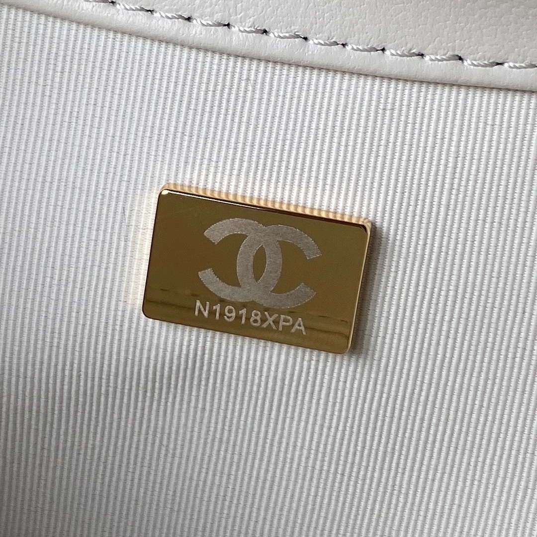 Chanel AS4610 Messenger bag Lambskin White | chanel as4610 messenger bag lambskin white 009