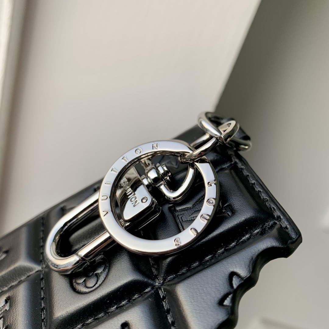 LV M01478 Louis Vuitton LV Chocolate Bar Figurine Key Holder and Bag Charm Black | lv m01478 louis vuitton lv chocolate bar figurine key holder and bag charm black 3