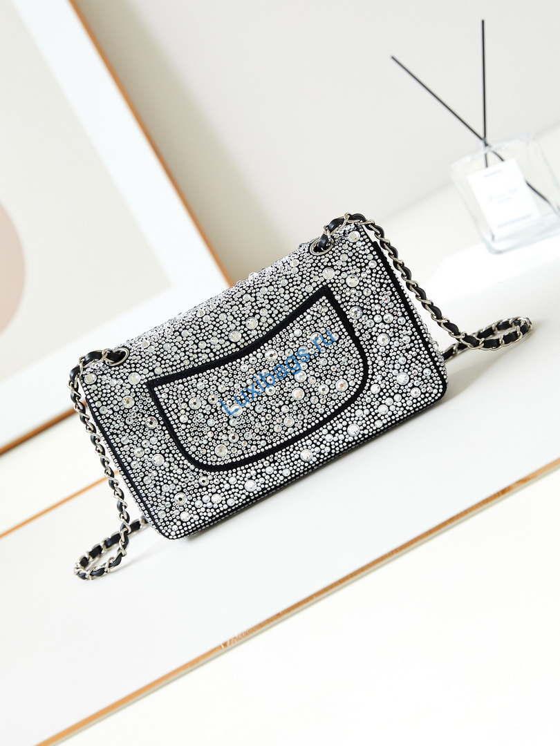 chanel 24ss a01112 flap classic handbag large diamond inlaid silver 2 Chanel 24SS A01112 Flap Classic Handbag Large diamond inlaid Silver | chanel 24ss a01112 flap classic handbag large diamond inlaid silver 007