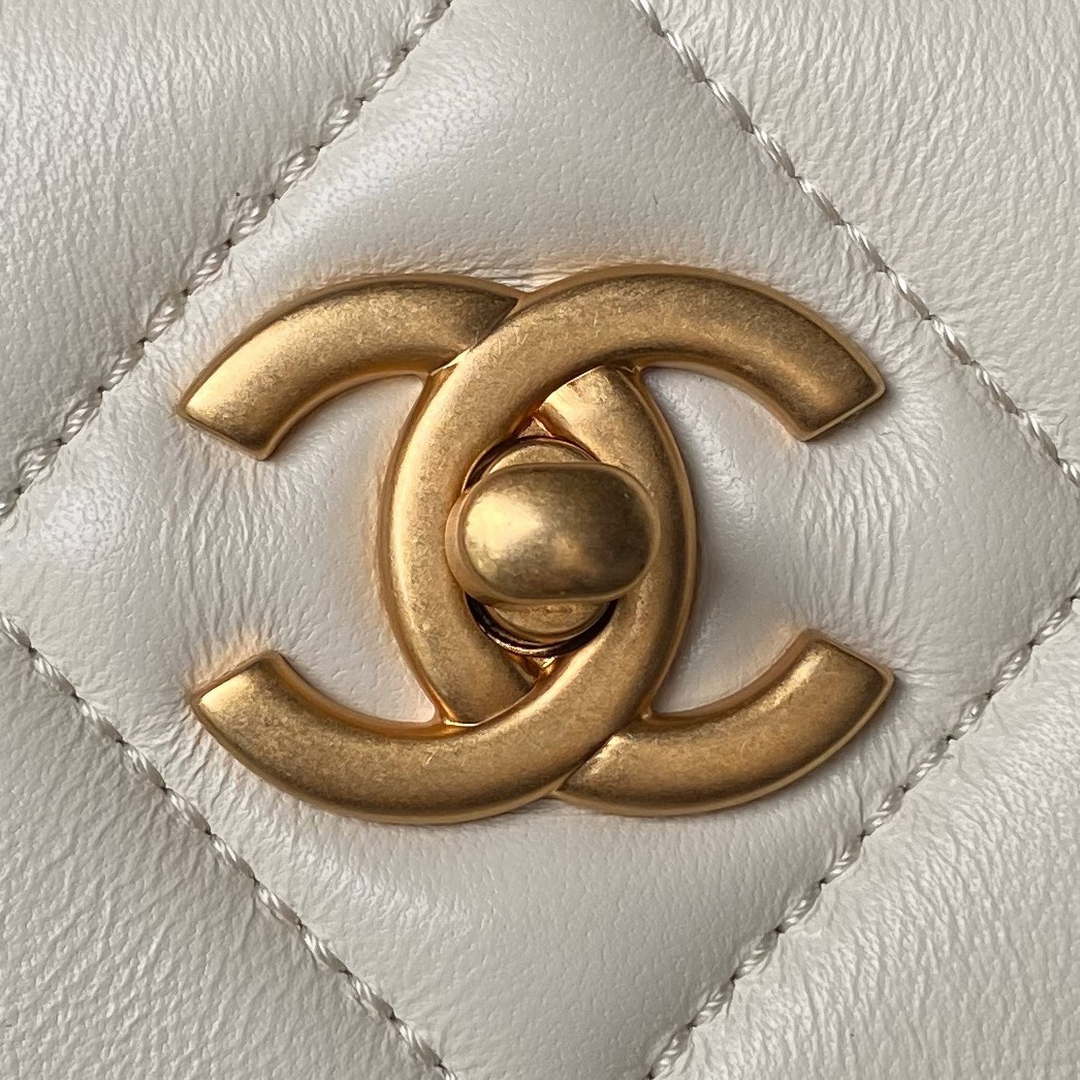 Chanel AS4754 24P New Hobo Bag White Lambskin | chanel as4754 24p new hobo bag white lambskin 003
