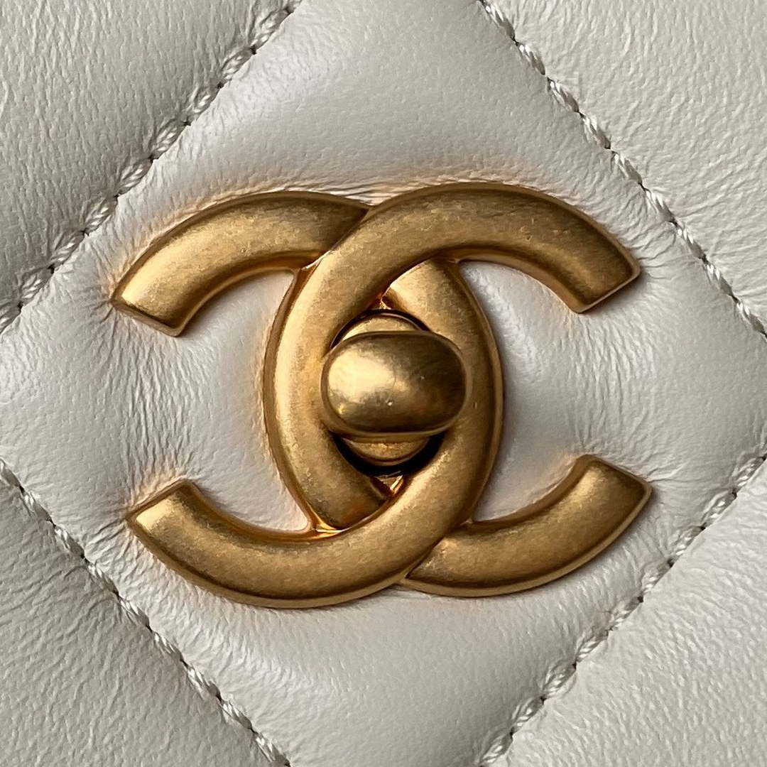 Chanel AS4777 24P New Hobo Bag White Lambskin | chanel as4777 24p new hobo bag white lambskin 003