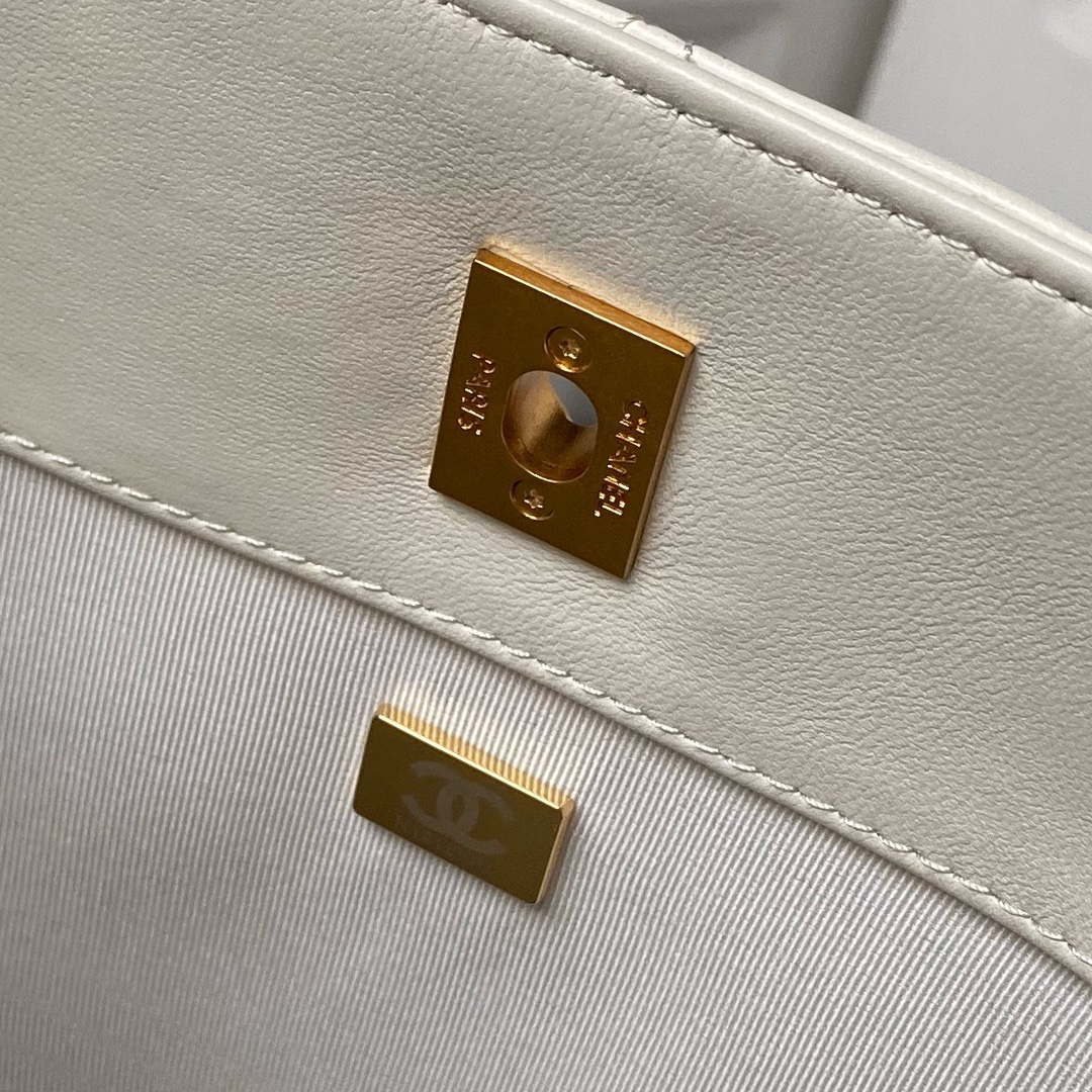 Chanel AS4777 24P New Hobo Bag White Lambskin | chanel as4777 24p new hobo bag white lambskin 009