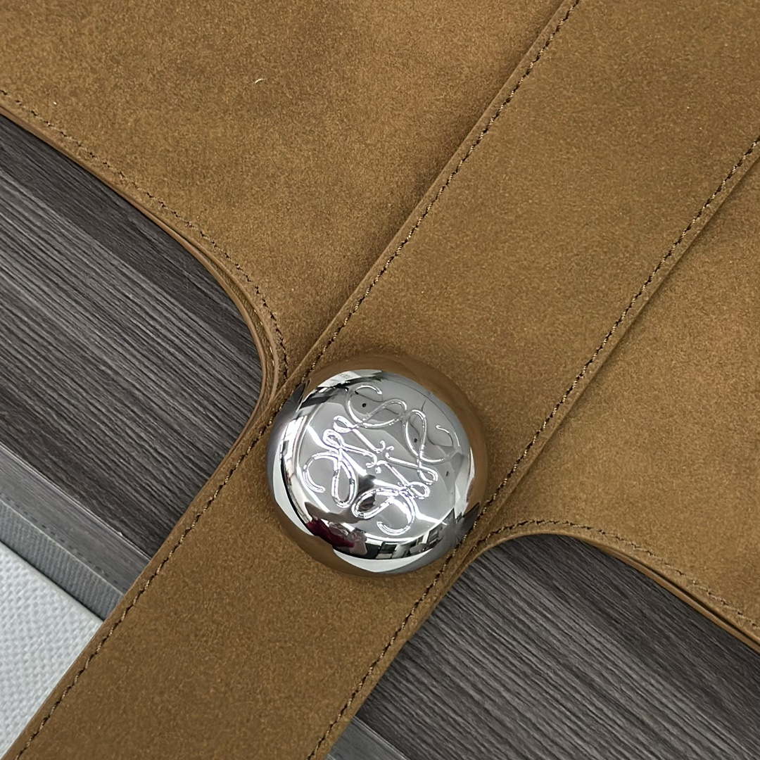 Loewe AANBBBWX01 Medium Pebble Bucket bag in mellow Suede cowhide leather Brown | loewe aanbbbwx01 medium pebble bucket bag in mellow suede cowhide leather brown 06