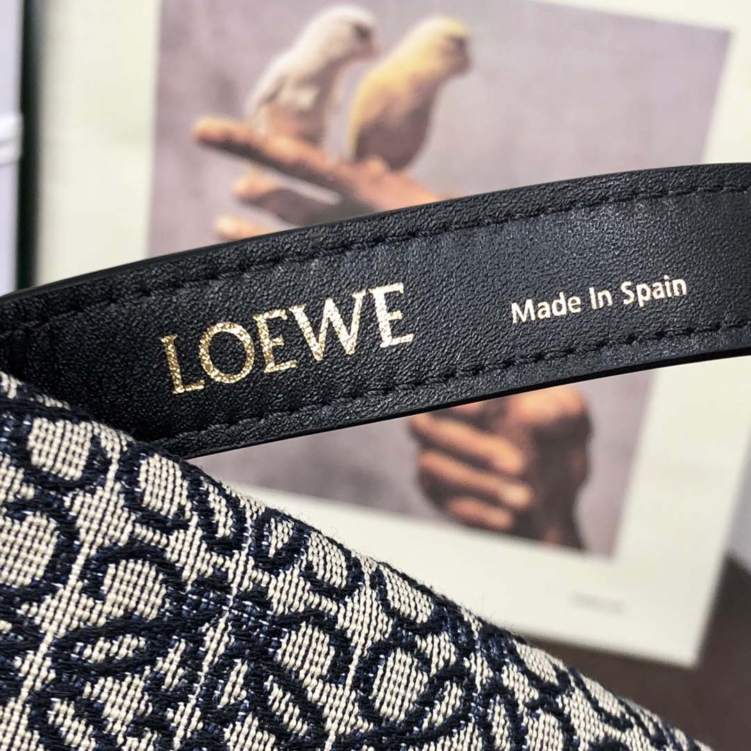 Loewe B906Q63X04 Small Cubi Crossbody bag Black and white | loewe b906q63x04 small cubi crossbody bag 007