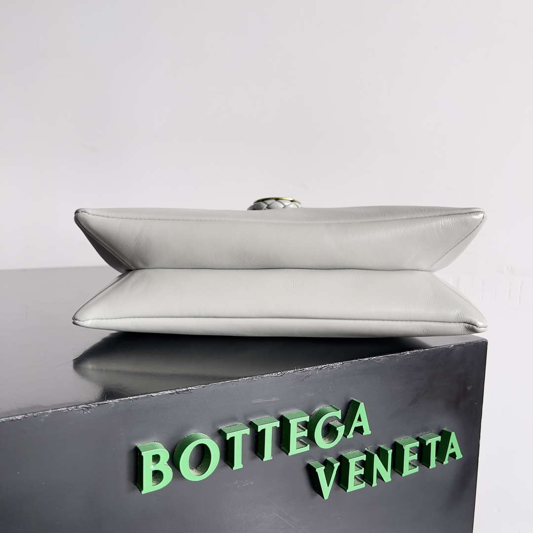 Bottega Veneta BV 806034V4SJ12250 Medium Liberta Bag White | bottega veneta bv 806034v4sj12250 medium liberta bag white 004 bottega veneta bv 806034v4sj12250 medium liberta bag white 004