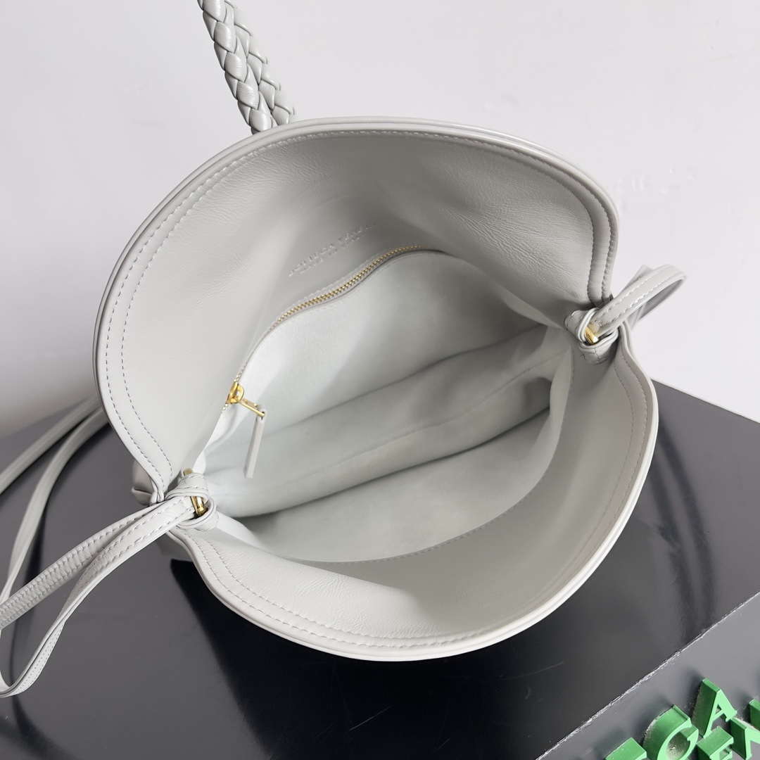 Bottega Veneta BV 806034V4SJ12250 Medium Liberta Bag White | bottega veneta bv 806034v4sj12250 medium liberta bag white 009 bottega veneta bv 806034v4sj12250 medium liberta bag white 009