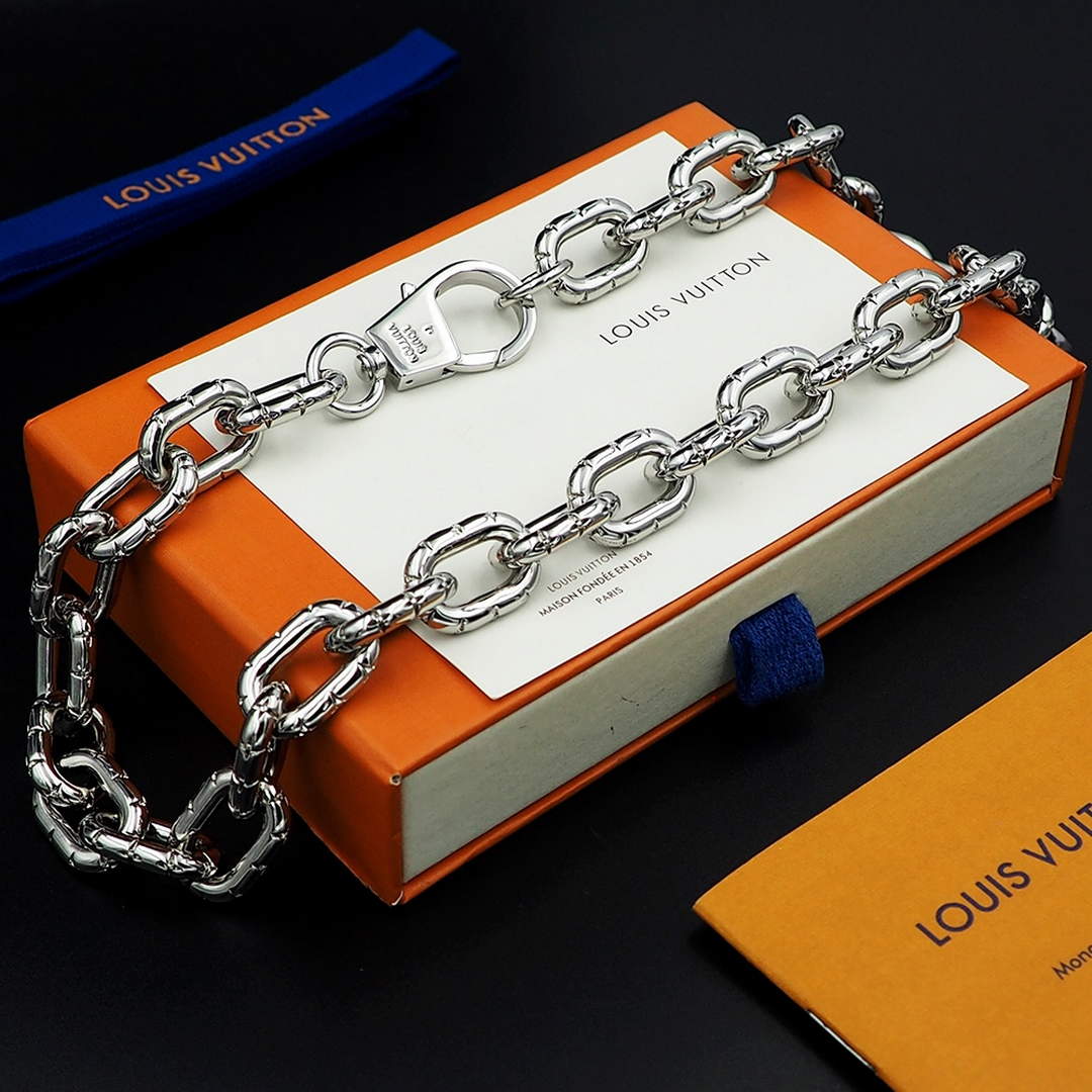 Louis Vuitton M01280 LV Crown Necklace white gold | louis vuitton m01280 lv crown necklace white gold 6 louis vuitton m01280 lv crown necklace white gold 6