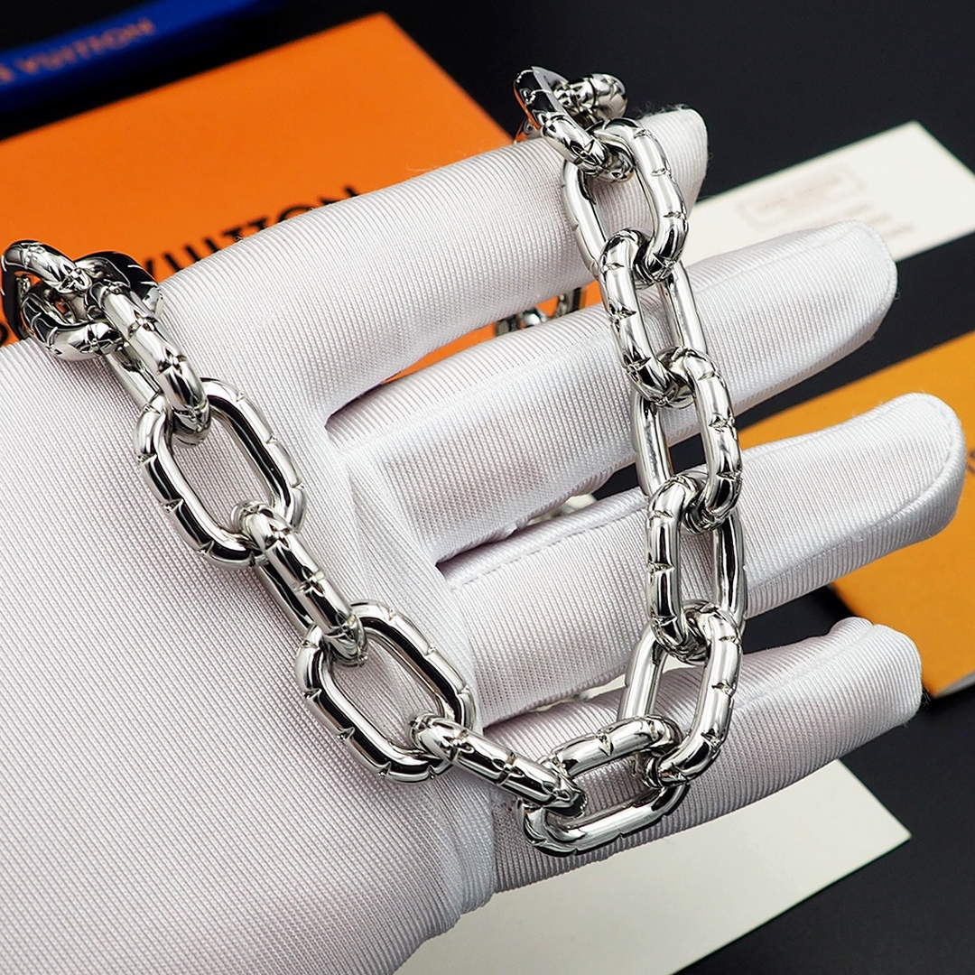 Louis Vuitton M01280 LV Crown Necklace white gold | louis vuitton m01280 lv crown necklace white gold 8 louis vuitton m01280 lv crown necklace white gold 8