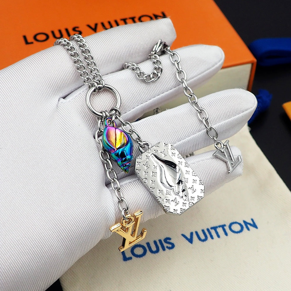 Louis Vuitton M01495 LV Shell Pendant | louis vuitton m01495 lv shell pendant 3 louis vuitton m01495 lv shell pendant 3