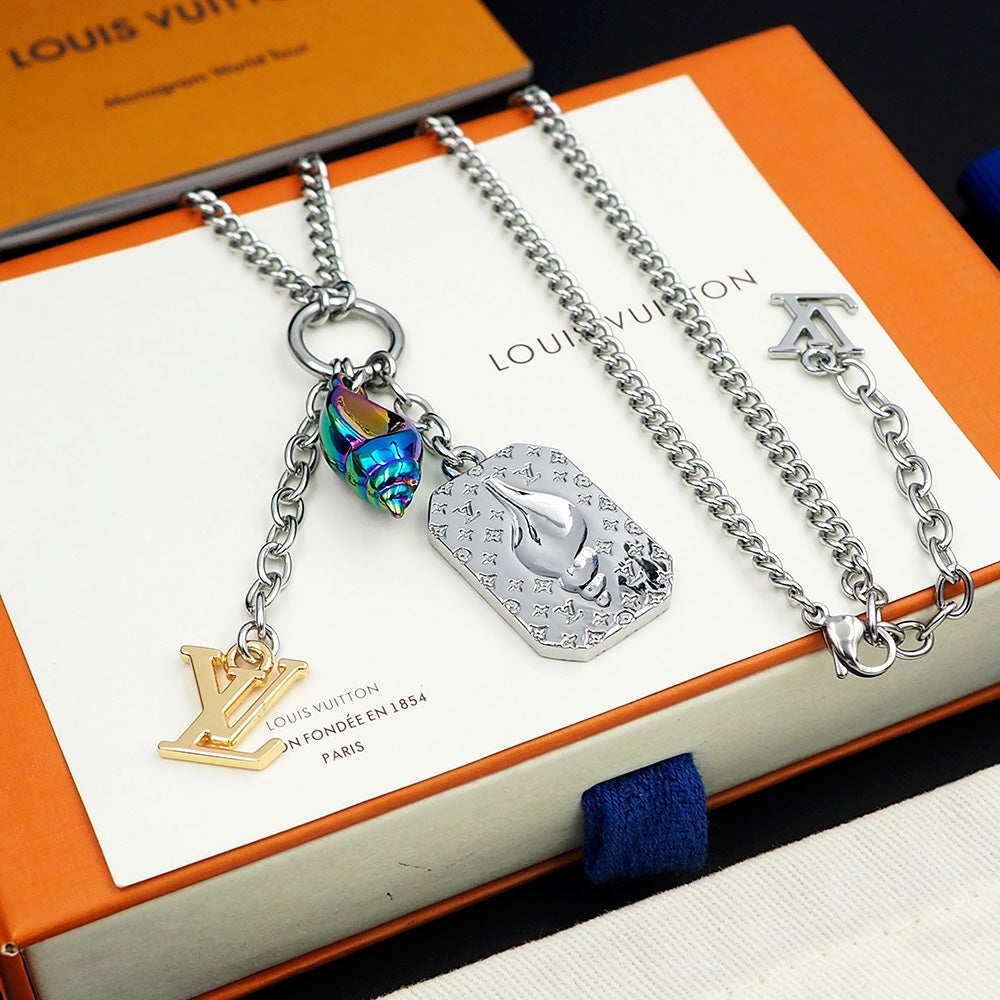 Louis Vuitton M01495 LV Shell Pendant | louis vuitton m01495 lv shell pendant 4 louis vuitton m01495 lv shell pendant 4