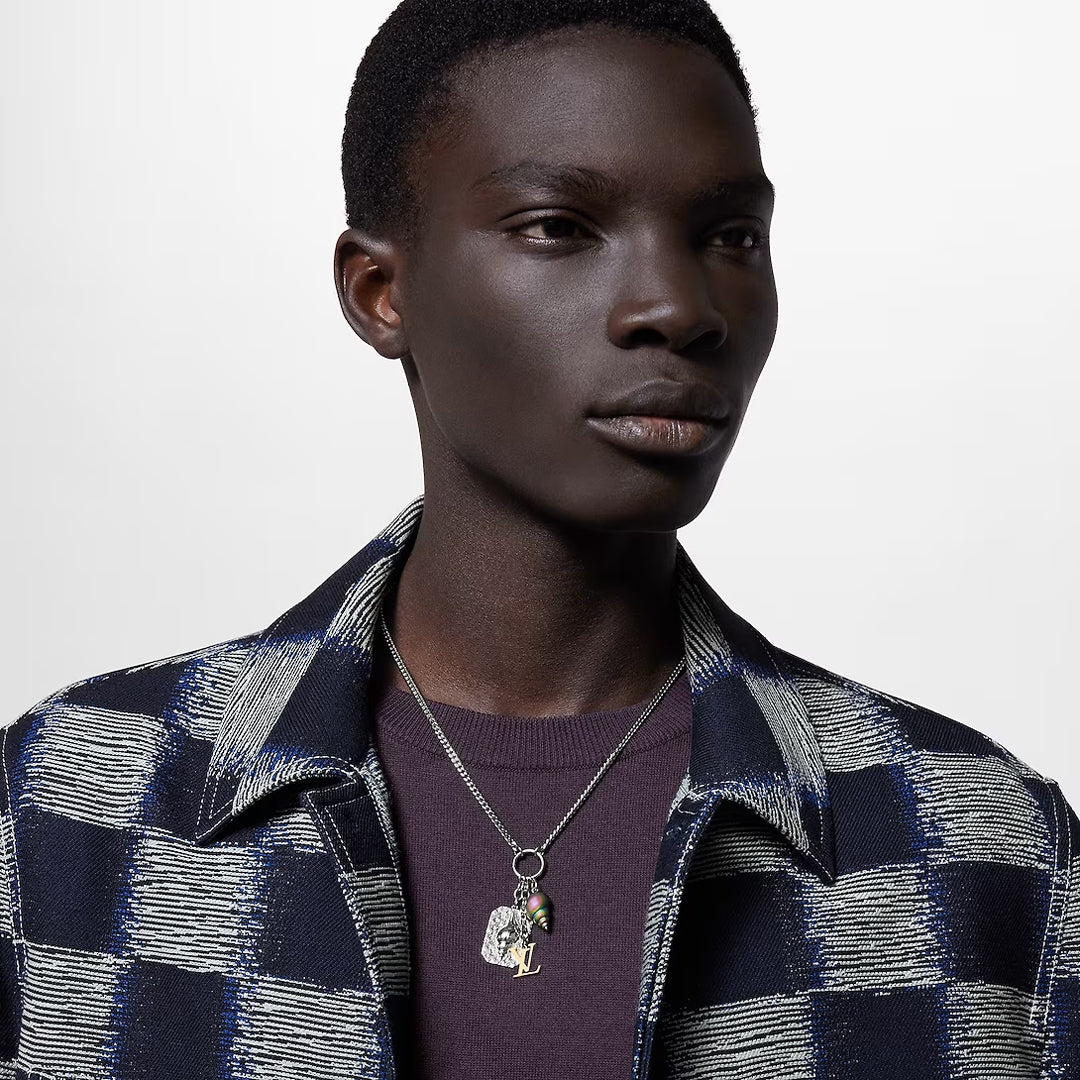 Louis Vuitton M01495 LV Shell Pendant | louis vuitton m01495 lv shell pendant 7 louis vuitton m01495 lv shell pendant 7