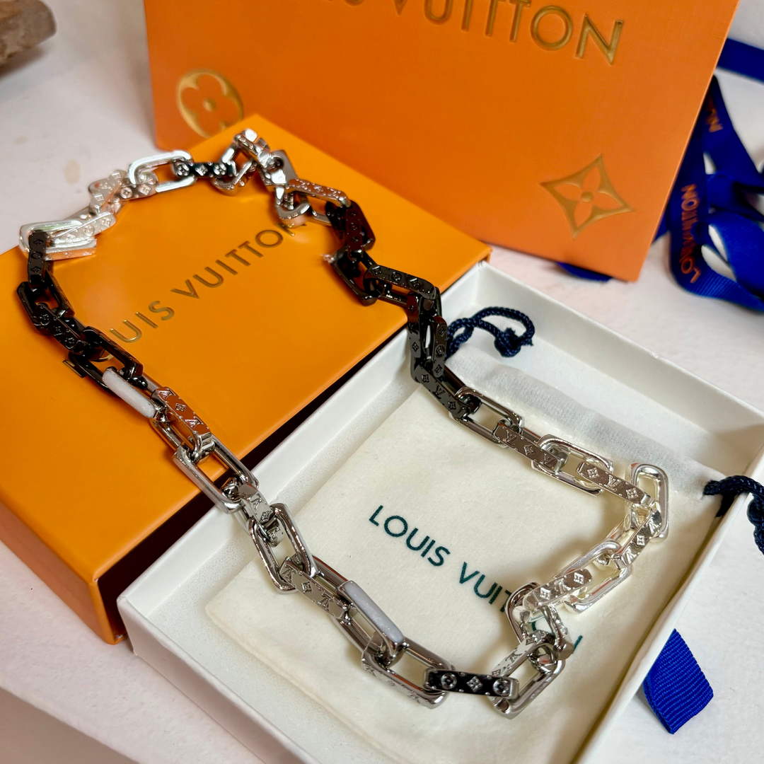 Louis Vuitton M01758 Monogram Chain Necklace | louis vuitton m01758 monogram chain necklace 2 louis vuitton m01758 monogram chain necklace 2