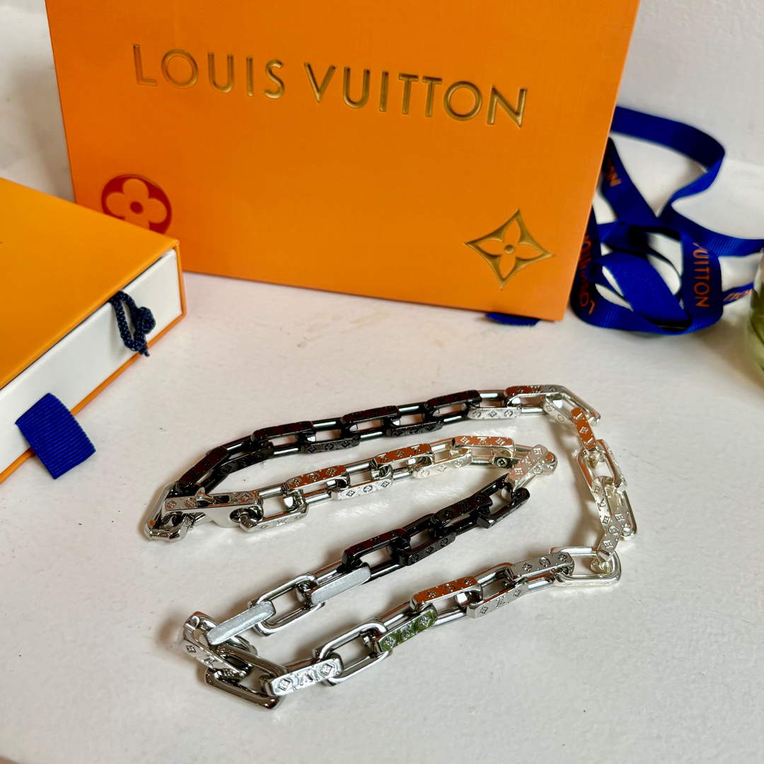 Louis Vuitton M01758 Monogram Chain Necklace | louis vuitton m01758 monogram chain necklace 3 louis vuitton m01758 monogram chain necklace 3