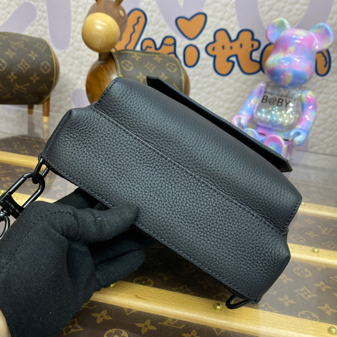 LV M23736 Louis Vuitton Pilot Slingbag Black | lv m23736 louis vuitton pilot slingbag black 5 lv m23736 louis vuitton pilot slingbag black 5
