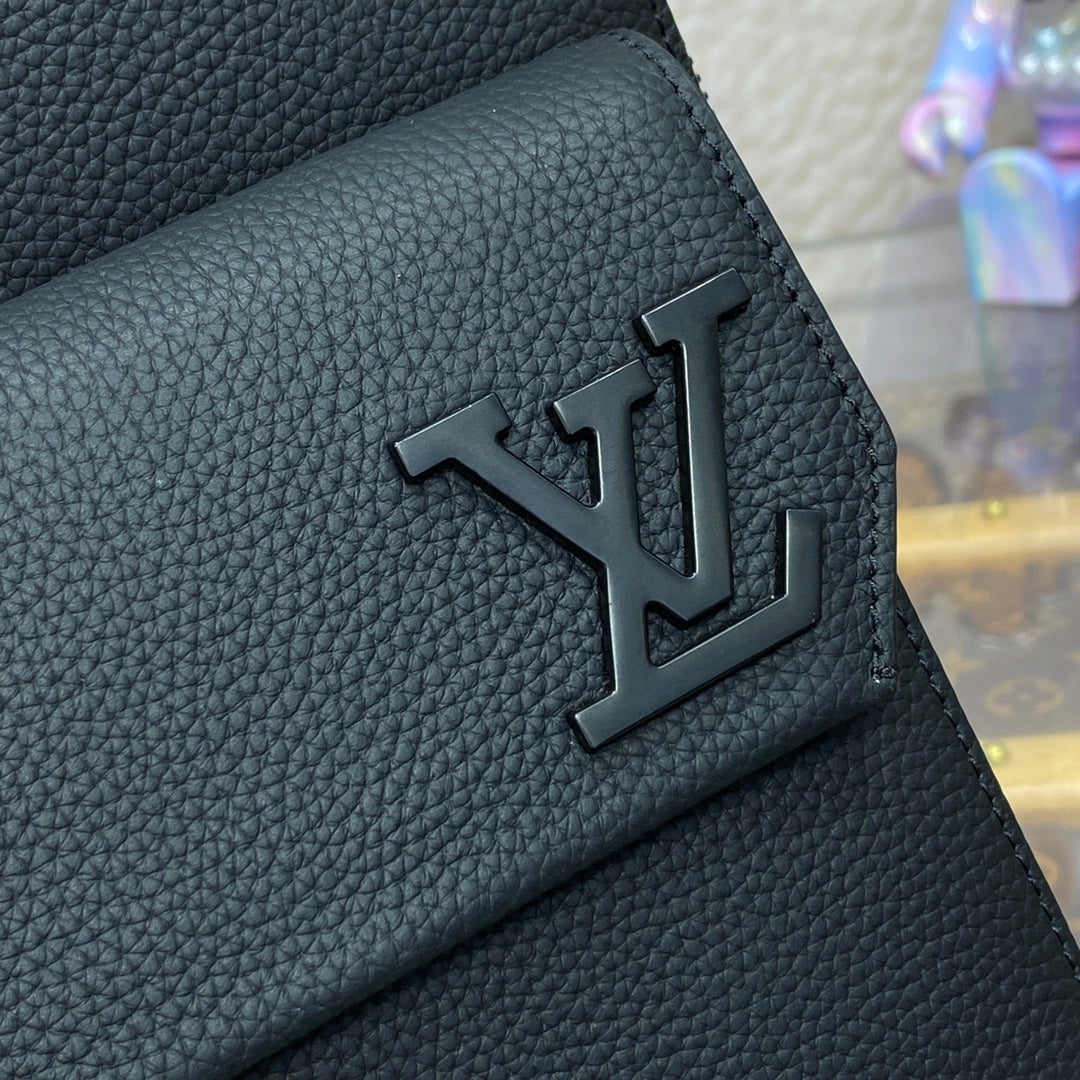 LV M23736 Louis Vuitton Pilot Slingbag Black | lv m23736 louis vuitton pilot slingbag black 6 lv m23736 louis vuitton pilot slingbag black 6
